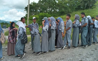 Penerapan Pembiasaan Siswa Bersalaman dengan Guru