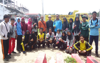 KEGIATAN PRAKARYA PRAKTIK PEMBUATAN MINYAK KELAPA TRADISIONAL OLEH SISWA-SISWI SMAN 5 SAMPOLAWA DI LAPANGAN LAKARADA BATAUGA (02/04/2022)